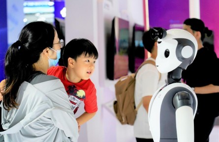 中国自主研发的人工智能大模型首次向公众开放服务